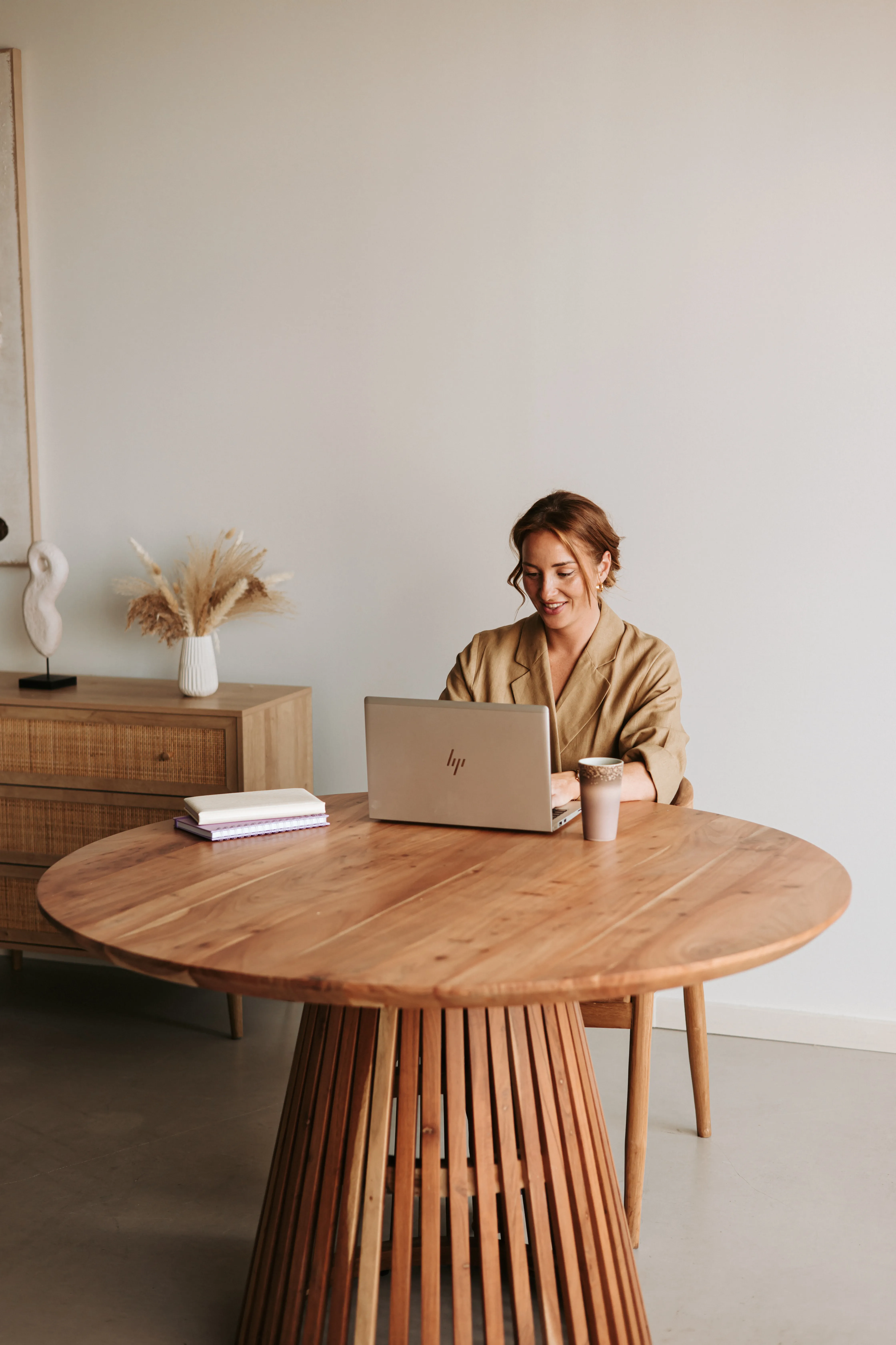 Marije, portret rechts naast tekst